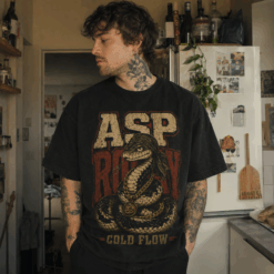 Áo thun Cold Flow Black - người mẫu mặc áo, góc khác