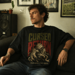 Áo thun Cursed Return Black - người mẫu mặc áo