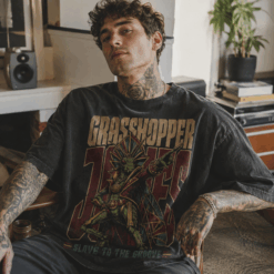Áo thun Disco Grasshopper Wash - người mẫu mặc áo