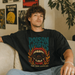 Áo thun Poison Words Black - người mẫu mặc áo, góc khác