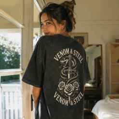 Áo thun Venom & Steel Wash - người mẫu mặc áo
