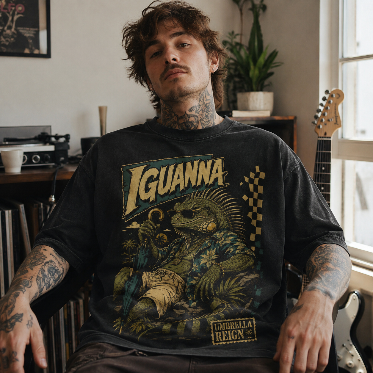 D113B_3 Áo thun Tropic Iguana Black - người mẫu mặc áo, góc khác