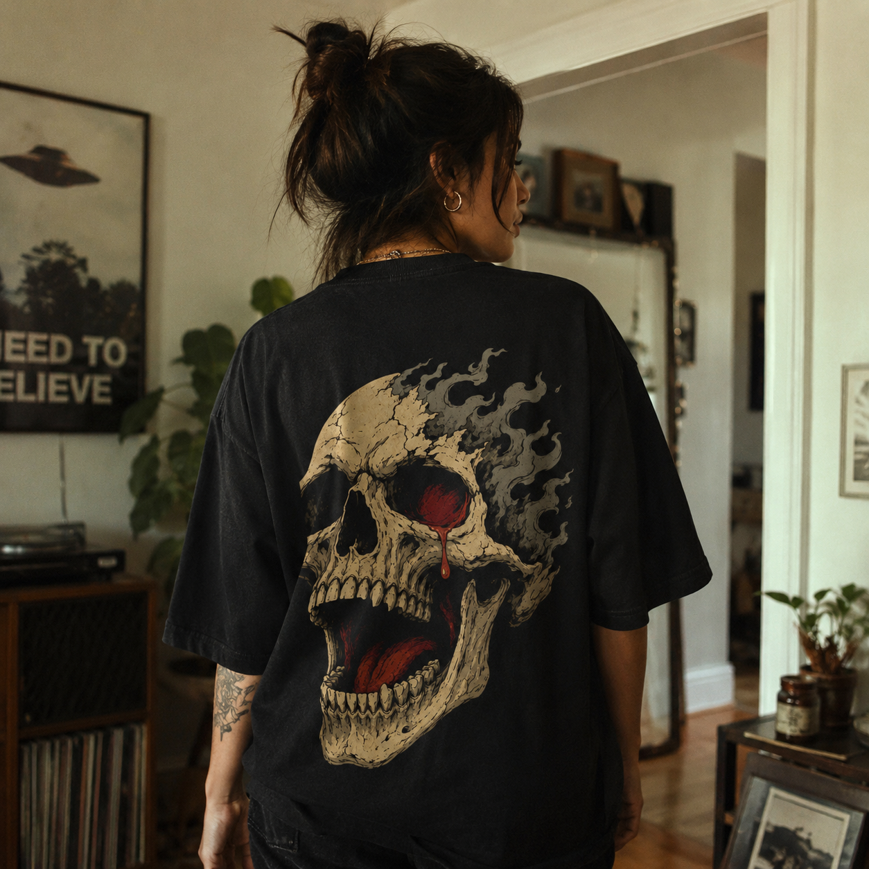 D115B_3 Áo thun Molten Skull Black - người mẫu mặc áo, góc khác