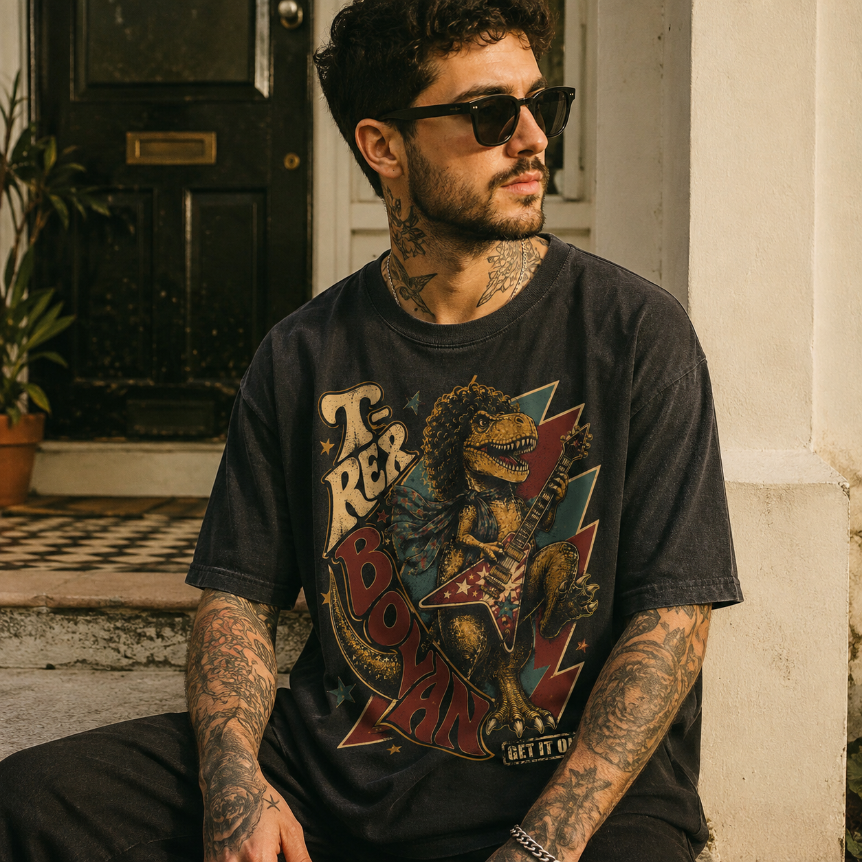 D118B_3 Áo thun Glam Rex Black - người mẫu mặc áo, góc khác