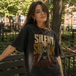 Áo thun Silent Scream Black - người mẫu mặc áo, góc khác