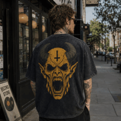 Áo thun Horned Sin Black - người mẫu mặc áo, góc khác