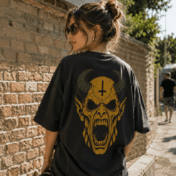 Áo thun Horned Sin Wash - người mẫu mặc áo, góc khác