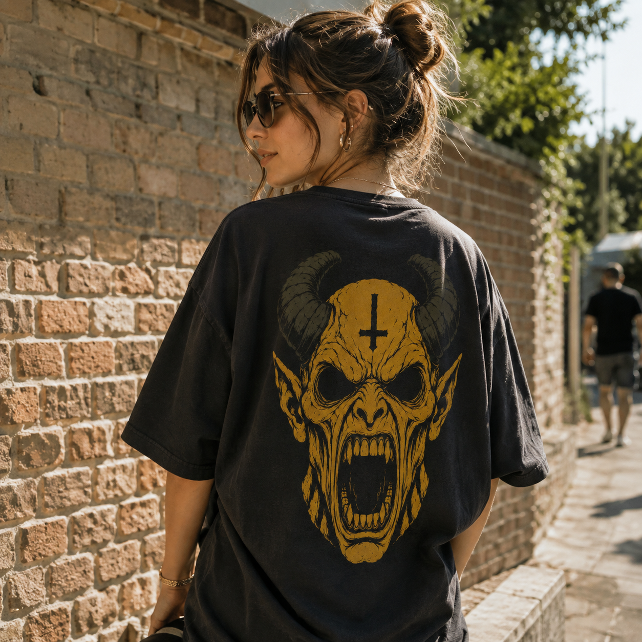 D127WS_3 Áo thun Horned Sin Wash - người mẫu mặc áo, góc khác