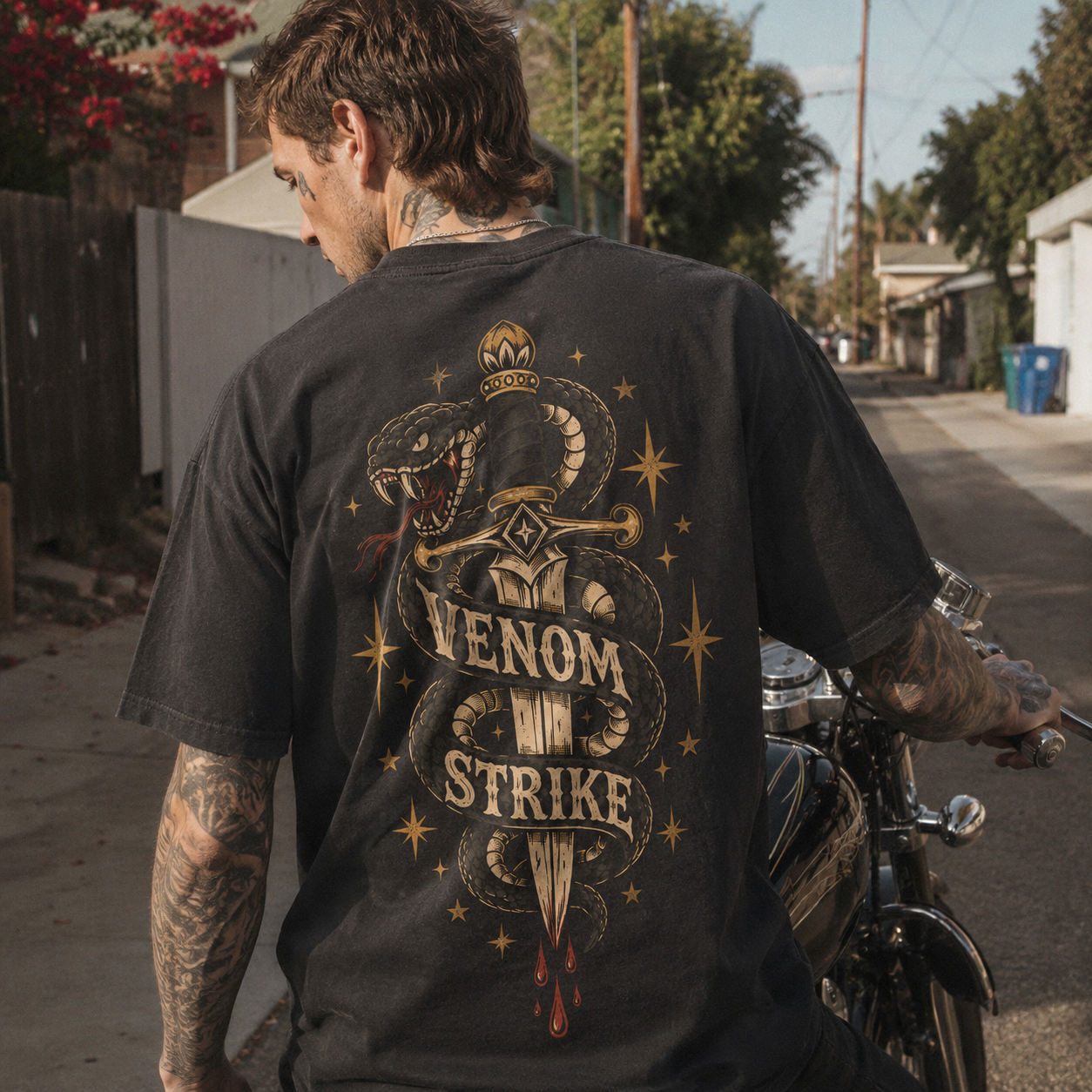 D131B_3 Áo thun Venom Strike Black - người mẫu mặc áo, góc khác