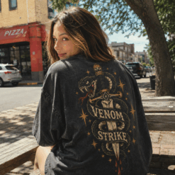 Áo thun Venom Strike Wash - người mẫu mặc áo
