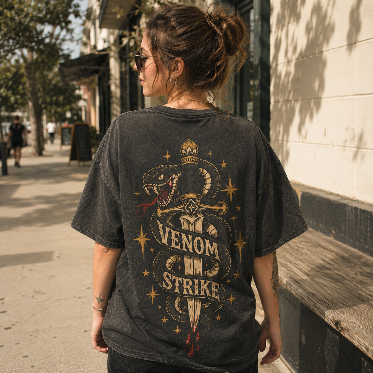 D131WS_3 Áo thun Venom Strike Wash - người mẫu mặc áo, góc khác