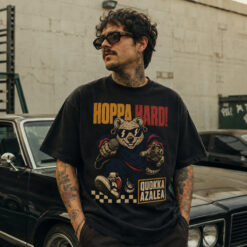 Áo thun Hoppa Hard Black - người mẫu mặc áo, góc khác