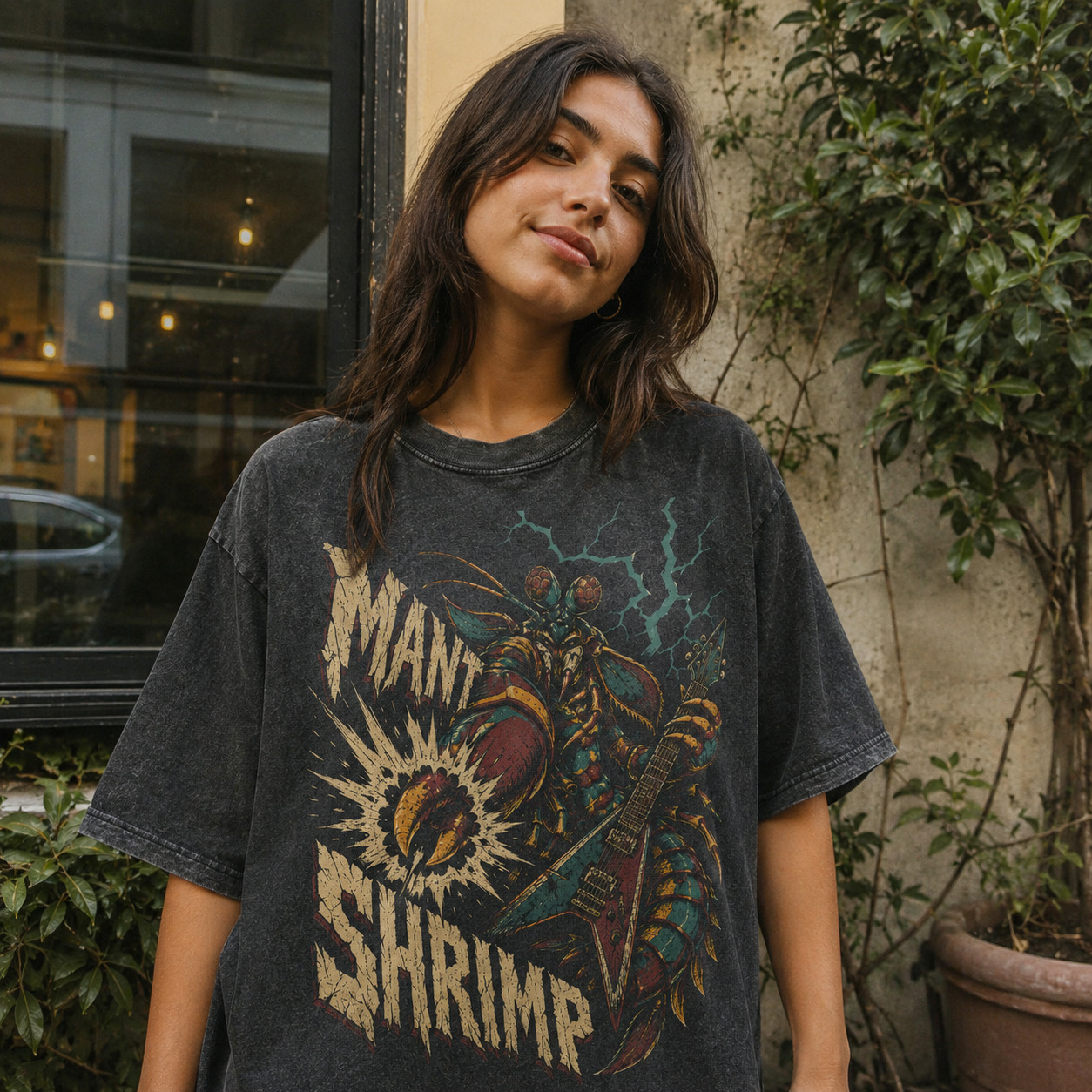 Áo thun Mantis Shrimp Wash - người mẫu mặc áo, góc khác