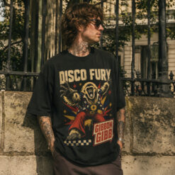 Áo thun Disco Fury Black - người mẫu mặc áo, góc khác