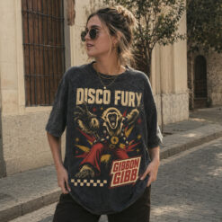 Áo thun Disco Fury Wash - người mẫu mặc áo, góc khác
