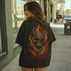 Áo thun Burn It Down Black - người mẫu mặc áo