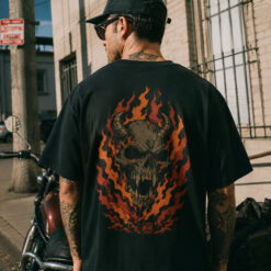 Áo thun Burn It Down Black - người mẫu mặc áo, góc khác