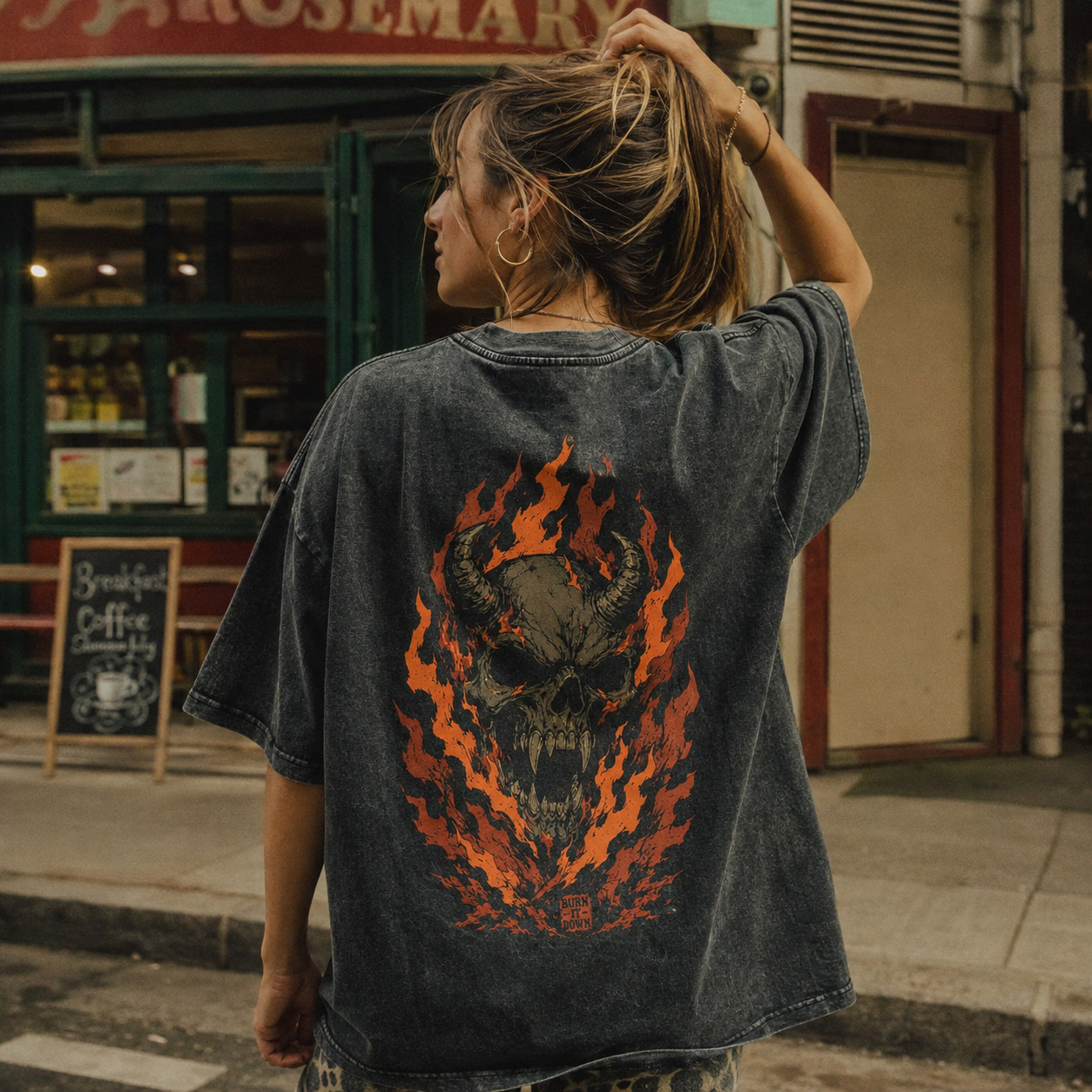 Áo thun Burn It Down Wash - người mẫu mặc áo, góc khác