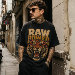 Áo thun Raw Power Black - người mẫu mặc áo, góc khác
