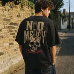 Áo thun No Mercy Black - người mẫu mặc áo
