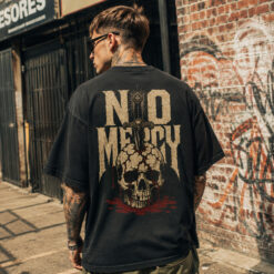 Áo thun No Mercy Black - người mẫu mặc áo, góc khác