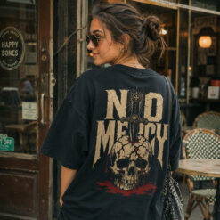 Áo thun No Mercy Wash - người mẫu mặc áo
