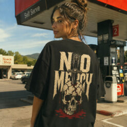 Áo thun No Mercy Wash - người mẫu mặc áo, góc khác