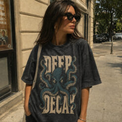 Áo thun Deep Decay Wash - người mẫu mặc áo, góc khác