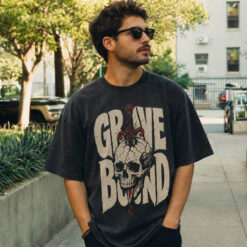 Áo thun Grave Bound Black - người mẫu mặc áo
