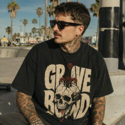 Áo thun Grave Bound Black - người mẫu mặc áo, góc khác