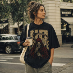 Áo thun No Escape Black - người mẫu mặc áo