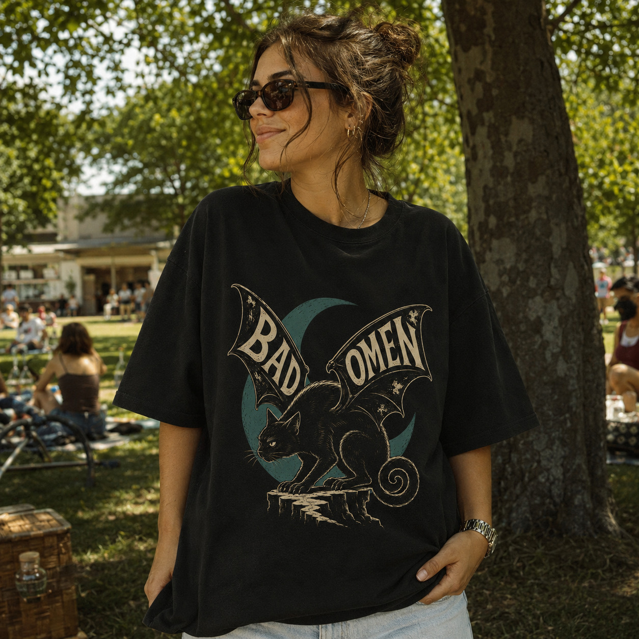 Áo thun Bad Omen Black - người mẫu mặc áo, góc khác