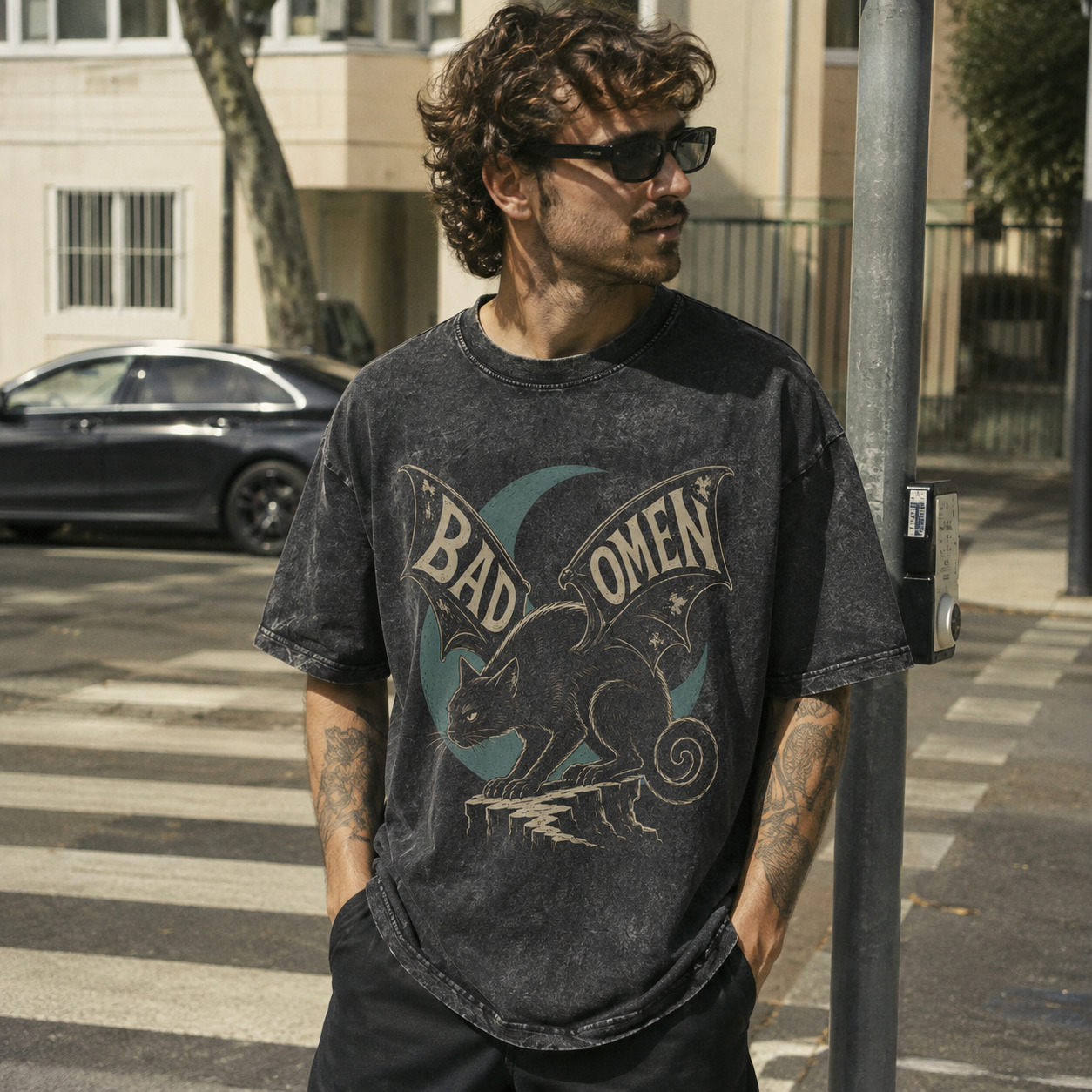 Áo thun Bad Omen Wash - người mẫu mặc áo