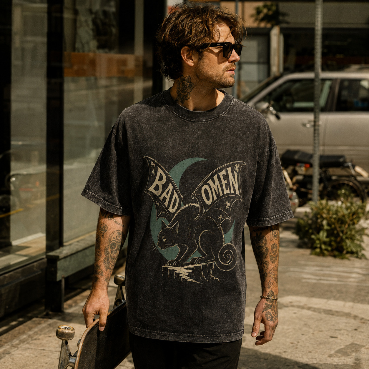 Áo thun Bad Omen Wash - người mẫu mặc áo, góc khác
