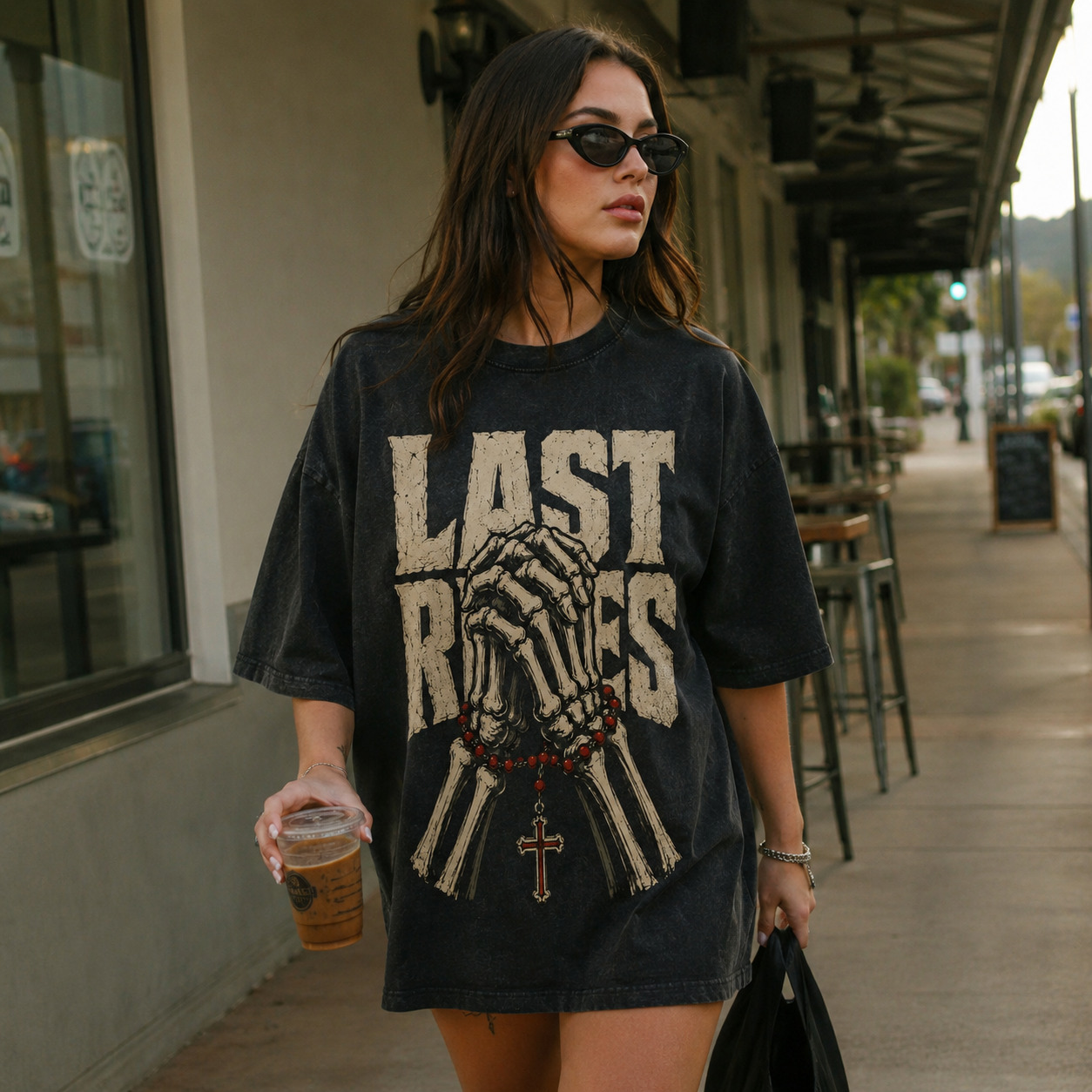Áo thun Last Rites Black - người mẫu mặc áo
