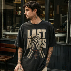 Áo thun Last Rites Black - người mẫu mặc áo, góc khác