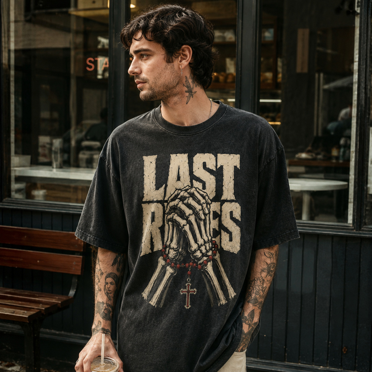 Áo thun Last Rites Black - người mẫu mặc áo, góc khác