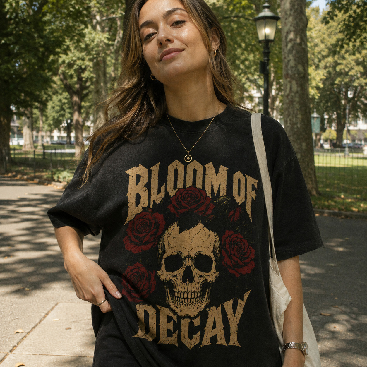 Áo thun Bloom of Decay Black - người mẫu mặc áo