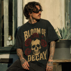 Áo thun Bloom of Decay Black - người mẫu mặc áo, góc khác