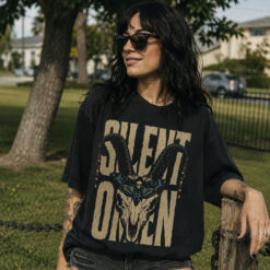 Áo thun Silent Omen Black - người mẫu mặc áo, góc khác