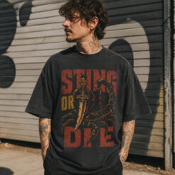 Áo thun Sting or Die Wash - người mẫu mặc áo, góc khác