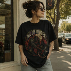 Áo thun Moon Raider Black - người mẫu mặc áo