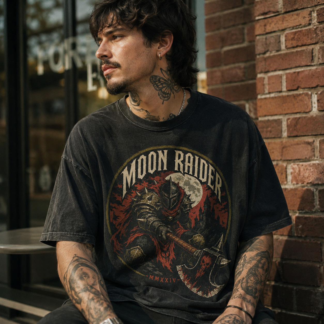 Áo thun Moon Raider Black - người mẫu mặc áo, góc khác