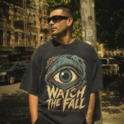 Áo thun Watch The Fall Wash - người mẫu mặc áo