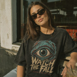 Áo thun Watch The Fall Wash - người mẫu mặc áo, góc khác