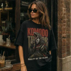 Áo thun Komodo Taylor Black - người mẫu mặc áo