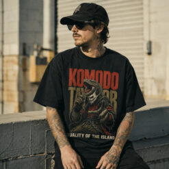 Áo thun Komodo Taylor Black - người mẫu mặc áo, góc khác