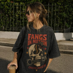 Áo thun Fangs In Motion Wash - người mẫu mặc áo, góc khác
