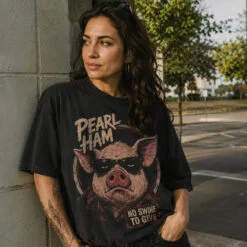 Áo thun Pearl Ham Black - người mẫu mặc áo