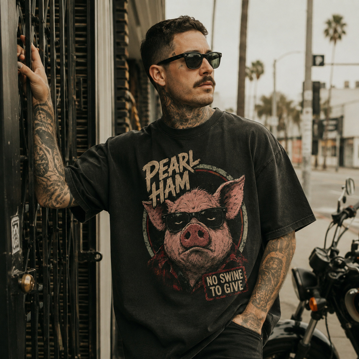 Áo thun Pearl Ham Black - người mẫu mặc áo, góc khác